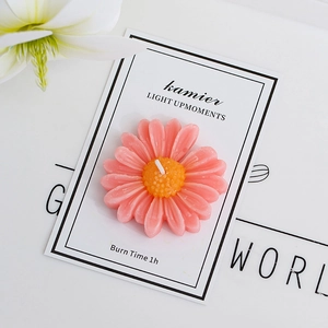 Pink daisy scented candle with yellow center and burn time label detail