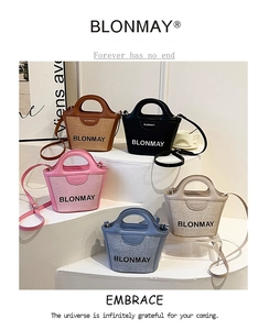 Vista de detalle de cinco bolsos tipo cubo tejidos en marrón negro rosa y beige