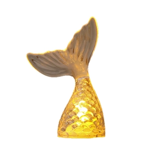 Luz nocturna LED de cola de sirena luminosa con escamas doradas para decoración de mesa