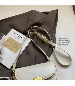 Détail du sac en cuir PU blanc crème avec bandoulière réglable et boucle dorée chic
