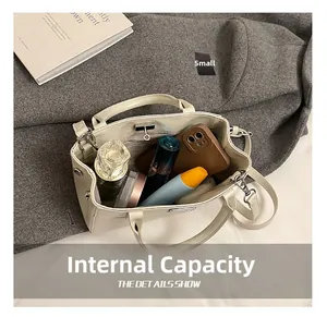 Intérieur spacieux du sac cabas en cuir beige avec cosmétiques et bandoulière amovible