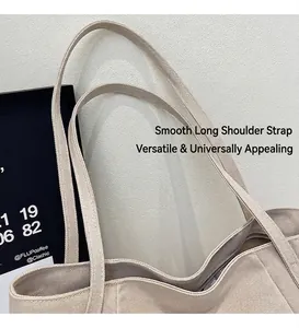 Primer plano detallado de las correas largas y suaves de un bolso tote de lona beige