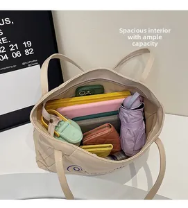 Vista superior del interior espacioso del bolso de lona con espacio para tablet y más
