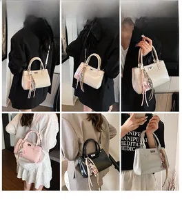 Détails de sacs cabas en cuir élégants en quatre couleurs avec pendentif à pompon