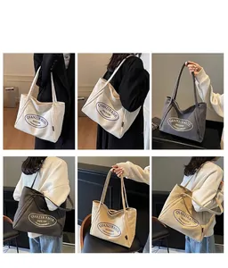Collage de bolsos tote de lona mostrando varios colores puestos al hombro para estilo chic