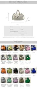 Detalle del bolso de nailon acolchado con medidas y un colgante de oso decorativo