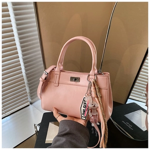 Détail du sac à main en cuir PU rose avec fermoir en métal et breloque petit chien