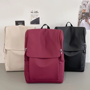 Détail de sacs à dos pour ordinateur étanches avec rabat et fermetures éclair latérales