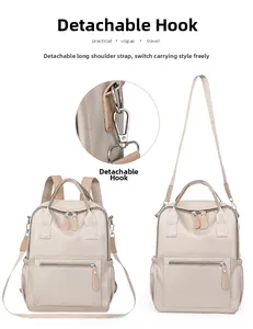 Détail du crochet amovible et de la bandoulière réglable pour le sac à dos beige polyvalent