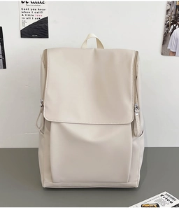 Détail du sac à dos en similicuir crème avec rabat et fermetures éclair latérales