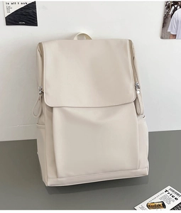 Vue détaillée du sac à dos étanche crème avec grand rabat et poches zippées latérales