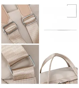 Détail de la boucle argentée ajustable et de la sangle en nylon sur sac à dos beige