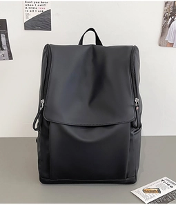 Vue détaillée du sac à dos noir mat avec rabat et fermeture éclair latérale