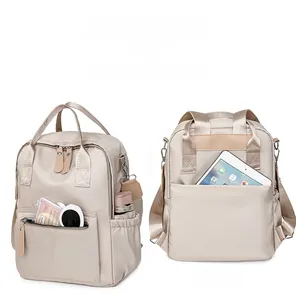 Détail du sac à dos en nylon beige avec poches multiples et grande capacité de rangement