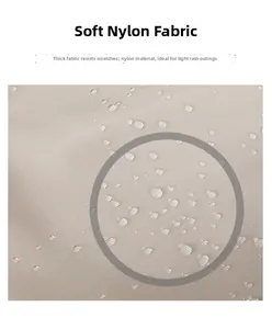 Détail macro du tissu en nylon beige résistant à l'eau avec des gouttes sur la surface