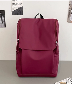 Vue détaillée du sac à dos d'ordinateur bordeaux imperméable avec rabat et fermetures