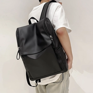 Détail des bretelles ergonomiques rembourrées sur un sac à dos noir mat et imperméable