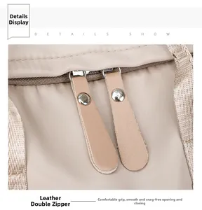 Gros plan des doubles fermetures en cuir et de la toile robuste sur le sac à dos femme