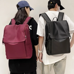 Vue détaillée des sacs à dos en nylon imperméable avec rabat en bordeaux et noir