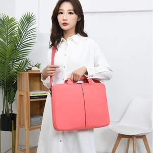 Sacoche rose pour ordinateur portable avec bandoulière portée par un mannequin de mode