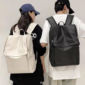 Vue détaillée du sac à dos pour ordinateur noir et beige avec fermeture à rabat chic