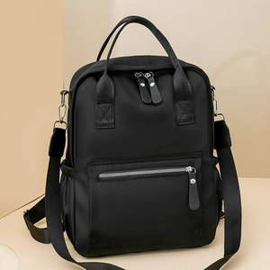 Détail du sac à dos en nylon noir étanche avec poignée renforcée et double fermeture éclair