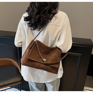 Vue détaillée du sac cabas chaîne café foncé avec boucle argentée et texture en daim