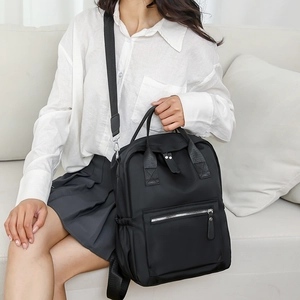 Détail du sac multifonction en nylon noir avec tissu imperméable et poche zippée