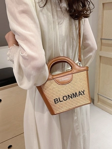 Bolso bombonera de paja estilo francés con ribete de cuero marrón y asas de verano