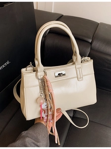 Sac fourre-tout chic en cuir PU crème avec fermoir argenté et charmants pendentifs