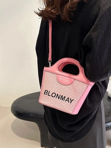 Mini bolso tipo cubo de paja trenzada rosa con ribete de cuero y correa de hombro ajustable