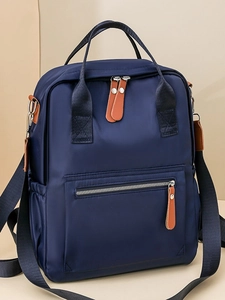Sac à dos minimaliste en nylon bleu marine imperméable avec détails en cuir marron
