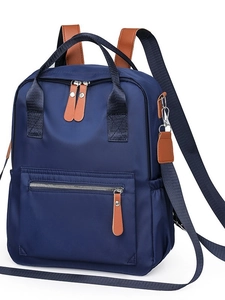 Sac à dos minimaliste en nylon bleu marine avec détails en cuir brun et bretelles variées