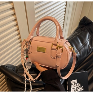 Sac bowling rose brillant avec double poignée et détail de breloque en corde tressée