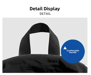 Détail de la poignée supérieure renforcée noire sur un sac à dos de voyage