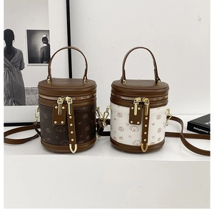 Vue duo de sacs seaux marron et blanc avec motifs de dessins animés et rivets