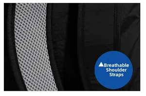 Détail des bretelles respirantes en maille nid d'abeille sur un sac à dos noir