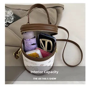 Capacité interne du mini sac seau montrant l'espace pour téléphone et portefeuille