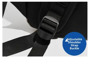 Détail de la boucle de sangle réglable sur un sac à dos en nylon aux couleurs contrastées