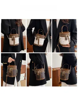 Mini sac seau cylindrique avec motif cartoon présenté en différents styles de portage