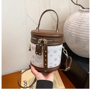 Gros plan d'un mini sac seau avec motifs de dessins animés et détails en cuir brun