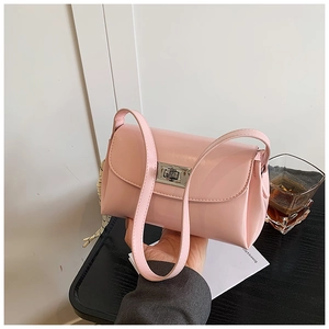 Sac bandoulière rose en simili cuir avec fermoir rotatif argenté et foulard en soie
