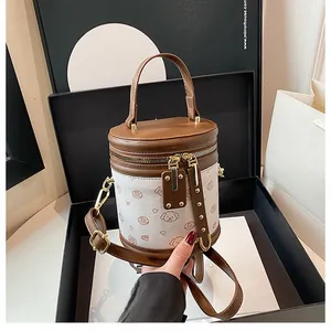 Gros plan détaillé d'un mini sac seau avec imprimé chiot dans une boîte cadeau