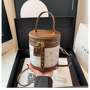 Détail d'un mini sac seau avec motifs de chien cartoon et bandoulière en cuir réglable