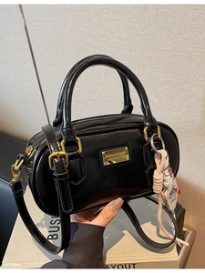 Petit Sac Bowling pour Femme en Cuir PU Style Verni Sac à Main Avec Plaque Dorée et Bijoux de Sac Sac Bandoulière pour Tenue Quotidienne Polyvalente