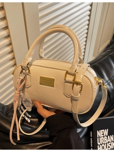 Chic sac à main bowling beige brillant avec bandoulière et détails métalliques