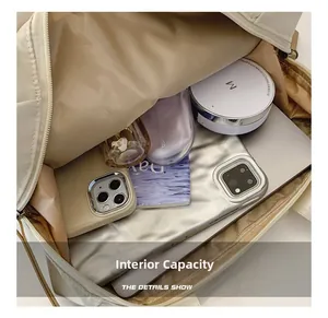 Interior de mochila beige con compartimento para portátil y accesorios de viaje