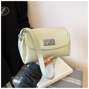 Détail d'un sac bandoulière vert menthe avec fermoir rotatif rectangulaire argenté