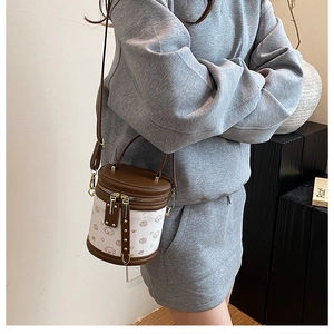 Détail du sac seau bicolore avec motifs de chien mignon et fermetures éclair dorées