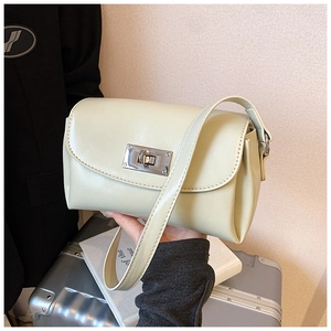 Détail du sac bandoulière vert clair avec fermoir rotatif argenté et bandoulière